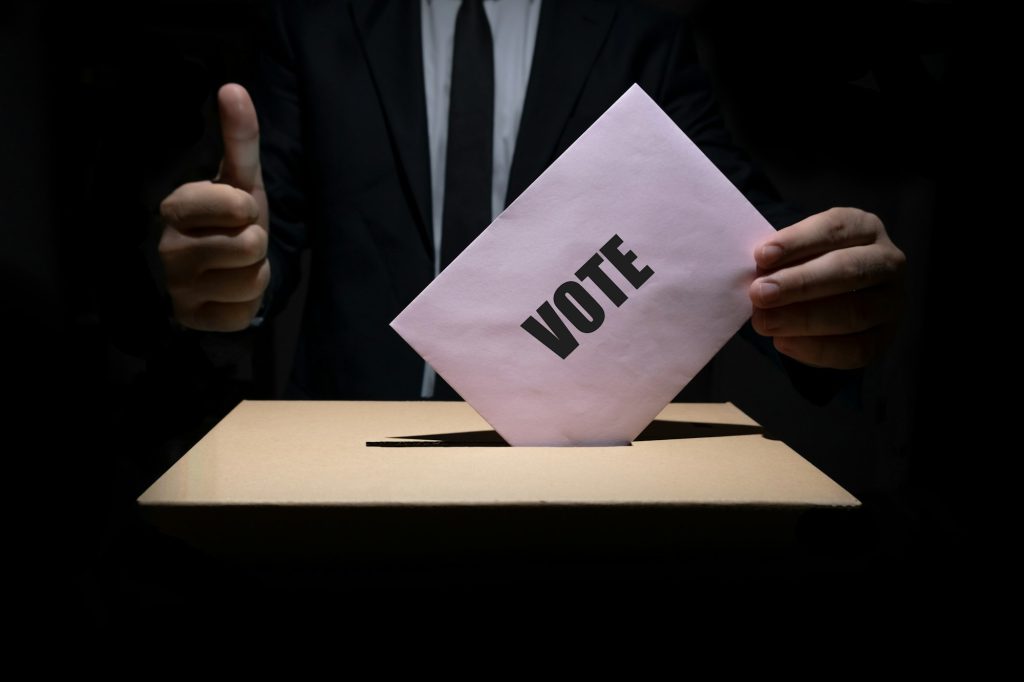 Early Voting Updates Voters in suits using voting.